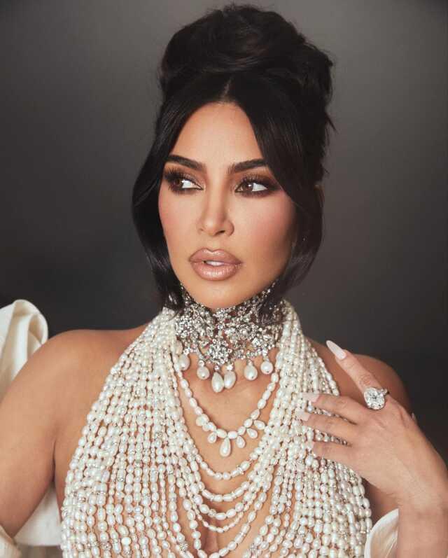 Kim Kardashian'dan iddialı seçim! Göğüslerini inci kolyelerle kamufle etti Kim Kardashian'dan iddialı seçim! Göğüslerini inci kolyelerle kamufle etti
