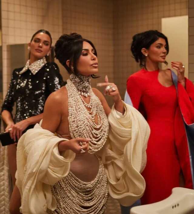 Kim Kardashian'dan iddialı seçim! Göğüslerini inci kolyelerle kamufle etti Kim Kardashian'dan iddialı seçim! Göğüslerini inci kolyelerle kamufle etti