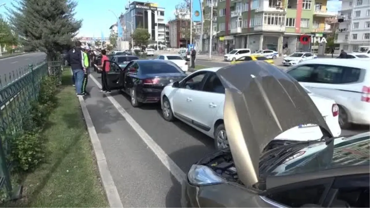 Malatya'da 5 araç birbirine girdi, trafik kilitlendi