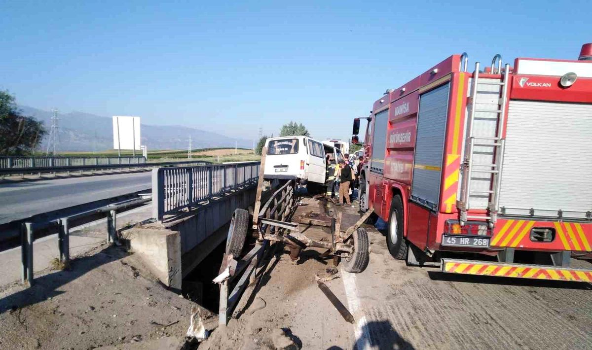 Manisa'da korkutan kaza: Aynı aileden 6 kişi ölümden döndü