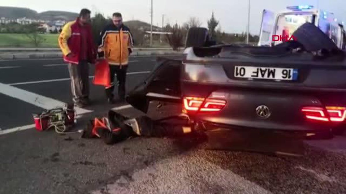 OTOMOBİL, REFÜJE ÇARPIP KARŞI ŞERİDE GEÇEREK TAKLA ATTI 1 ÖLÜ, 2 YARALI