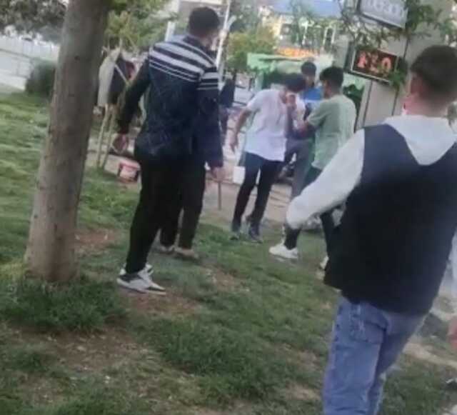 Parkta çocukları dövüp, bıçaklayıp cep telefonlarını gasp ettiler