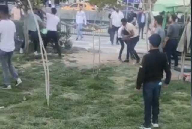 Parkta çocukları dövüp, bıçaklayıp cep telefonlarını gasp ettiler