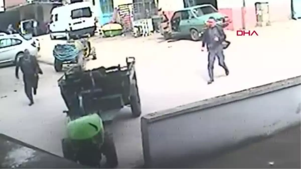 Pat Pat Tarım Aracı Bakkal Duvarına Çarptı