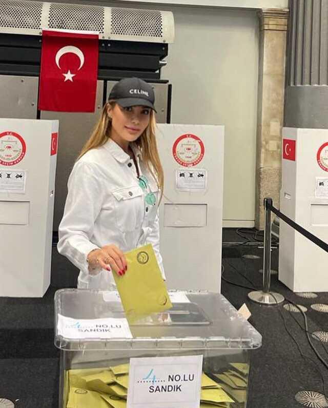 Rüştü Reçber'in eşi Işıl Reçber önümüzdeki seçimler için oyunu kullandı