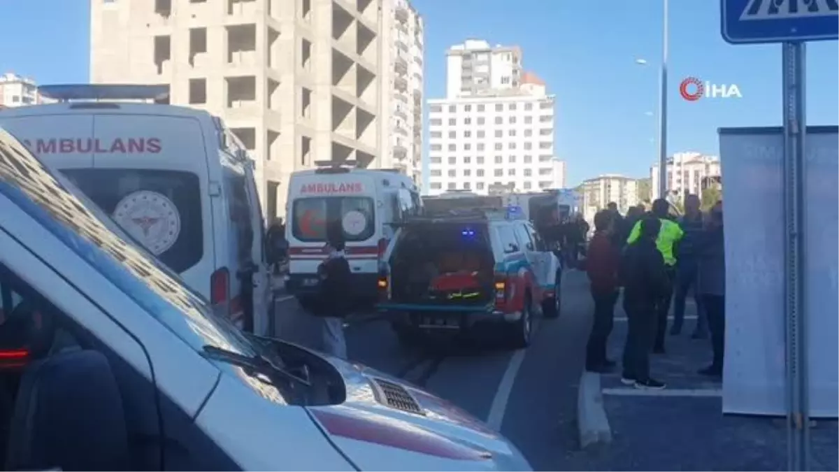 Tırla çarpışan işçi servisi yan yattı