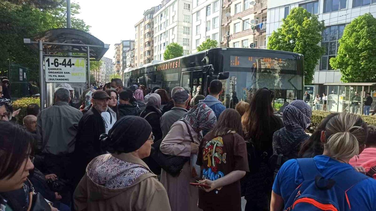Yaklaşık 1 saat gelmeyen otobüs vatandaşları zor durumda bıraktı