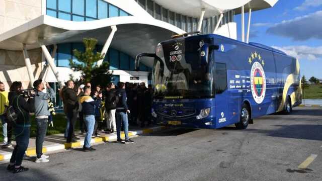 Yıldız futbolcuyu görünce göz yaşlarına hakim olamadı! Fenerbahçe'ye, Sivas'ta özel karşılama Yıldız futbolcuyu görünce göz yaşlarına hakim olamadı! Fenerbahçe'ye, Sivas'ta özel karşılama