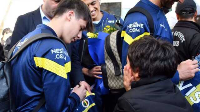 Yıldız futbolcuyu görünce göz yaşlarına hakim olamadı! Fenerbahçe'ye, Sivas'ta özel karşılama Yıldız futbolcuyu görünce göz yaşlarına hakim olamadı! Fenerbahçe'ye, Sivas'ta özel karşılama