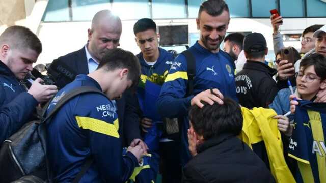 Yıldız futbolcuyu görünce göz yaşlarına hakim olamadı! Fenerbahçe'ye, Sivas'ta özel karşılama Yıldız futbolcuyu görünce göz yaşlarına hakim olamadı! Fenerbahçe'ye, Sivas'ta özel karşılama