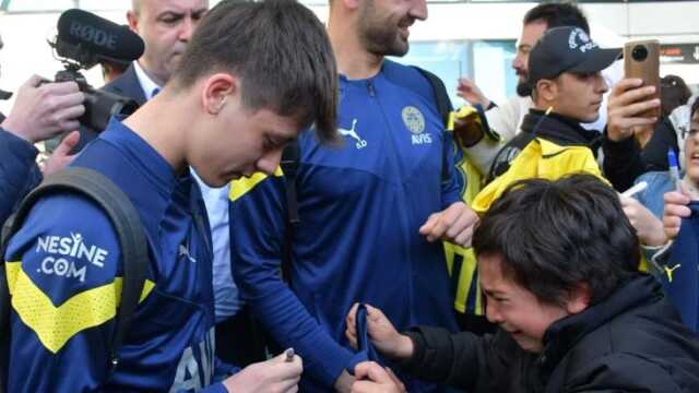 Yıldız futbolcuyu görünce göz yaşlarına hakim olamadı! Fenerbahçe'ye, Sivas'ta özel karşılama Yıldız futbolcuyu görünce göz yaşlarına hakim olamadı! Fenerbahçe'ye, Sivas'ta özel karşılama