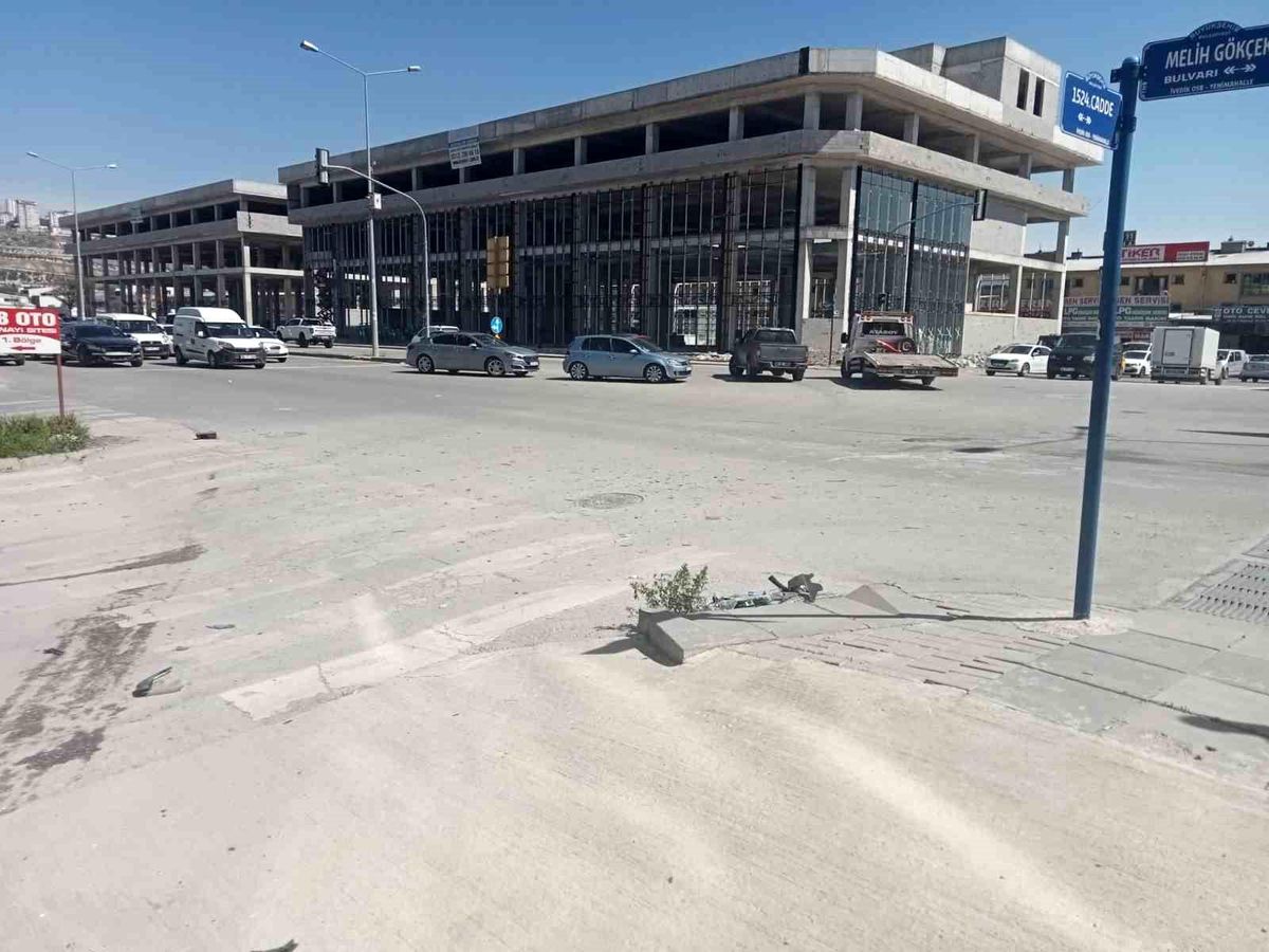 Ankara'da 2 otomobilin karıştığı kazada biri ağır 2 yaralı