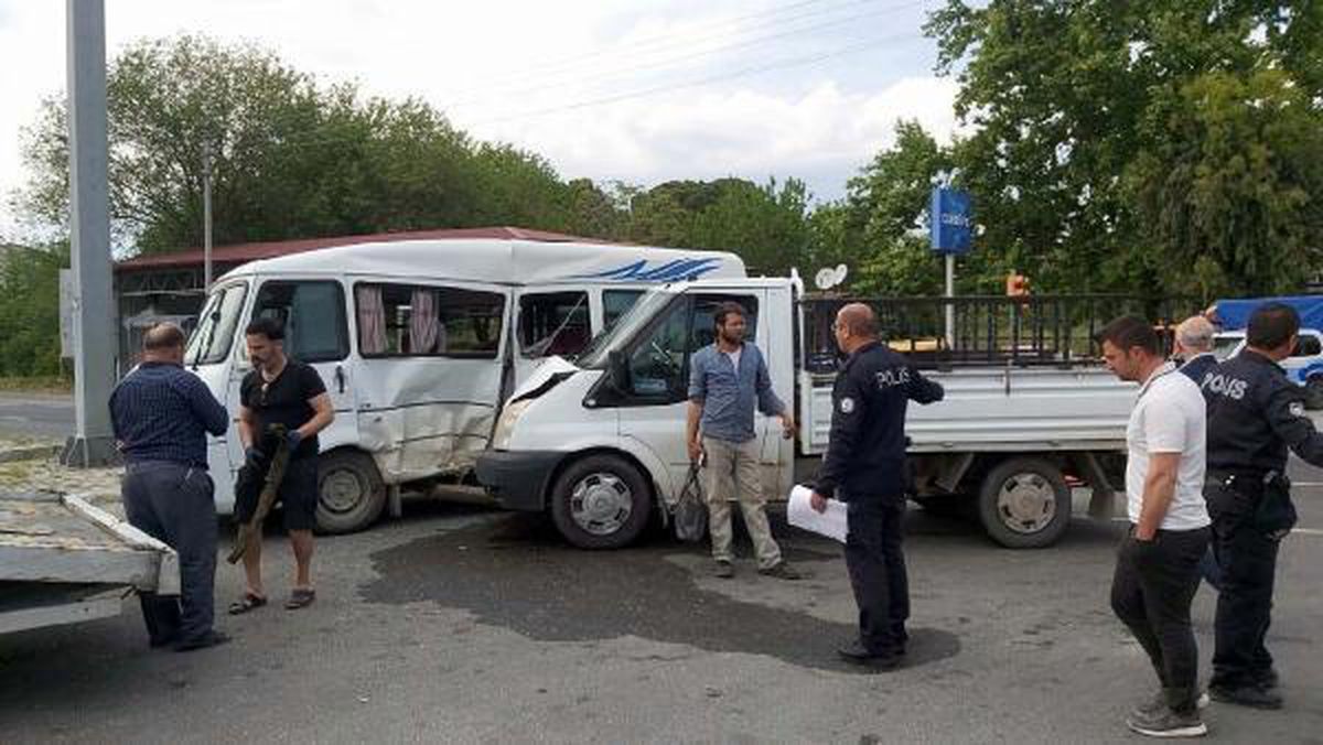 Aydın'da Öğrenci Servisi ile Kamyonet Çarpıştı: 12 Öğrenci Yaralandı