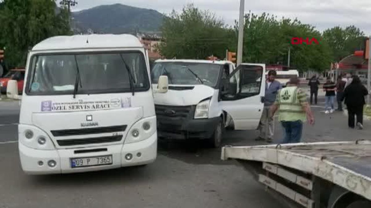 AYDIN'DA ÖĞRENCİ SERVİSİ İLE KAMYONET ÇARPIŞTI 12'Sİ ÖĞRENCİ 13 YARALI