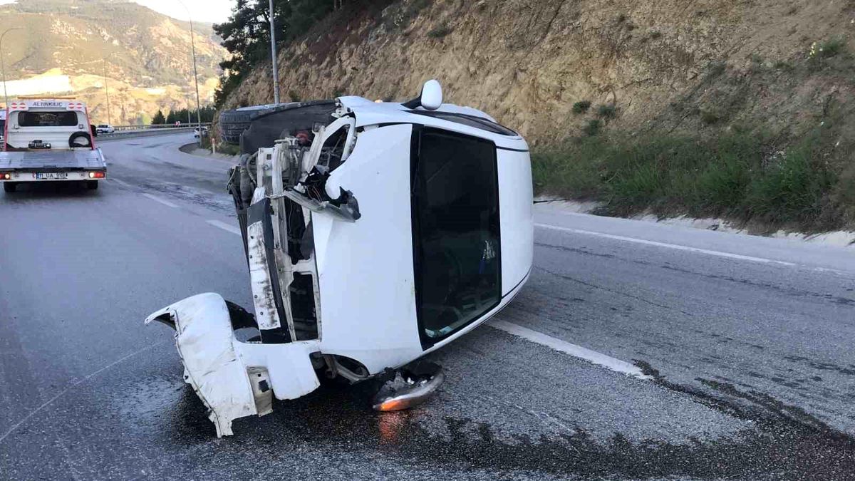 Bilecik'te devrilen otomobilde bulunan 2 kişi yaralandı