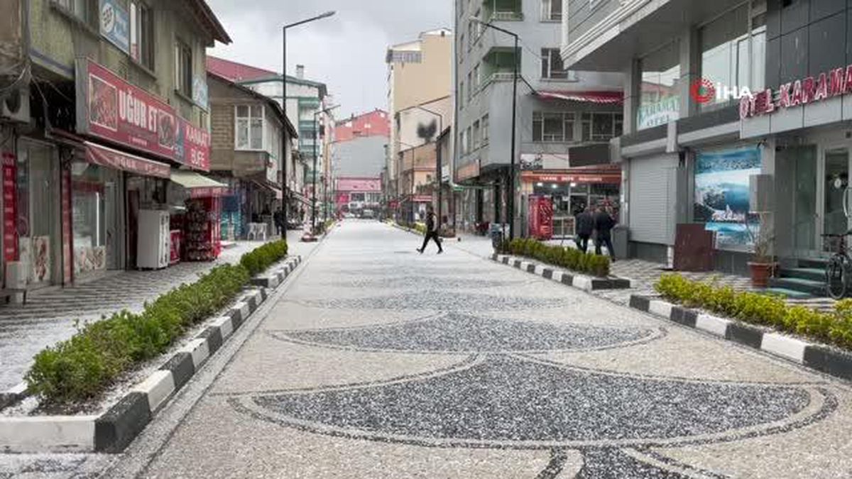 Bitlis'te etkili olan dolu kenti beyaza bürüdü