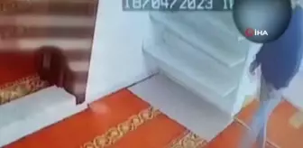 Camide hırsızlık anı güvenlik kameralarına yansıdı
