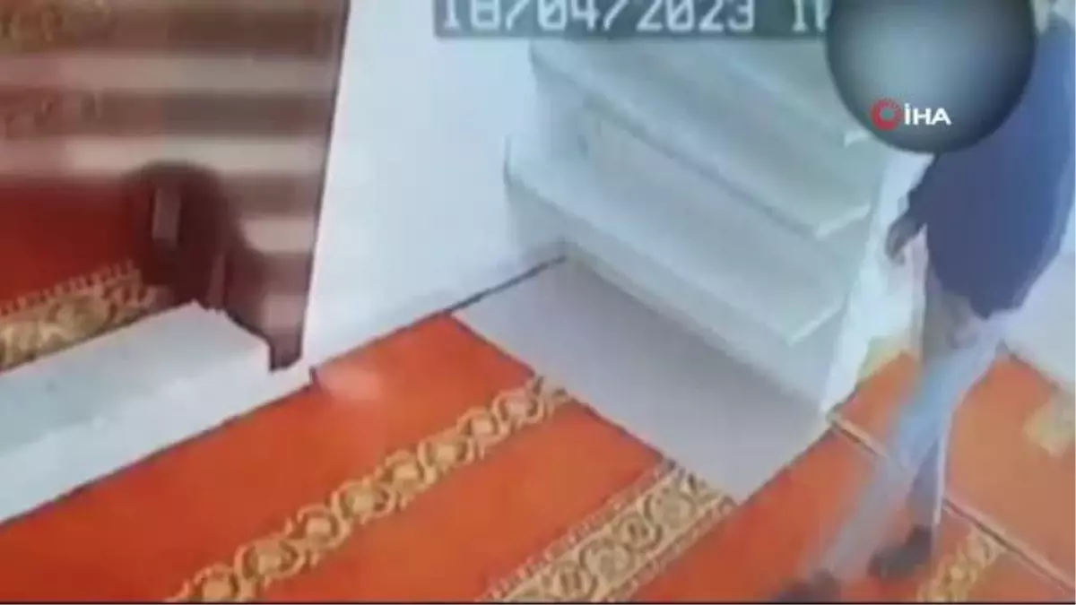 Camide hırsızlık anı güvenlik kameralarına yansıdı