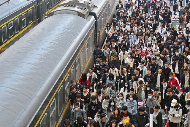 Çin'de 1 Mayıs Tatili Dönüşünde İstasyonlarda Büyük Yoğunluk Yaşanıyor
