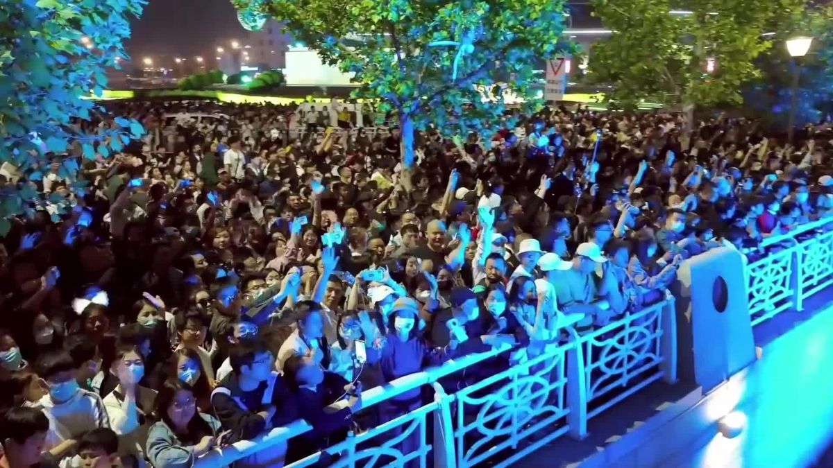 Çin'in Tianjin Kentindeki Tarihi Köprü İşçi Bayramı Kutlaması İçin Açıldı