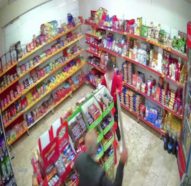 Çocukları taciz eden adam, uygunsuz görüntülerini çekmek istediği çocuğu döner bıçağıyla kovaladı