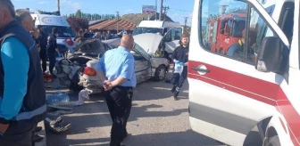 Çorum'da otomobil ile işçi servis minibüsü çarpıştı: 1 ölü, 2 yaralı