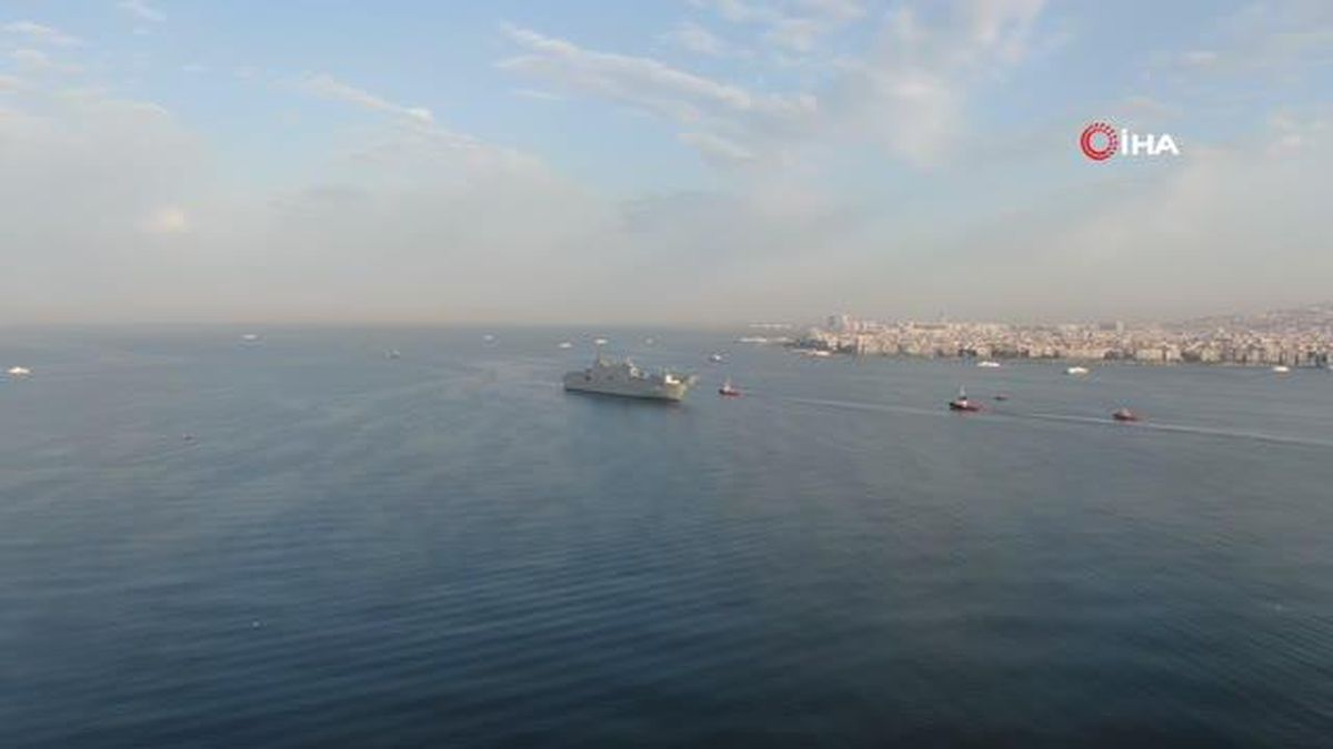Dünyanın ilk SİHA gemisi İzmir'de: TCG Anadolu İzmir limanında havadan görüntülendi