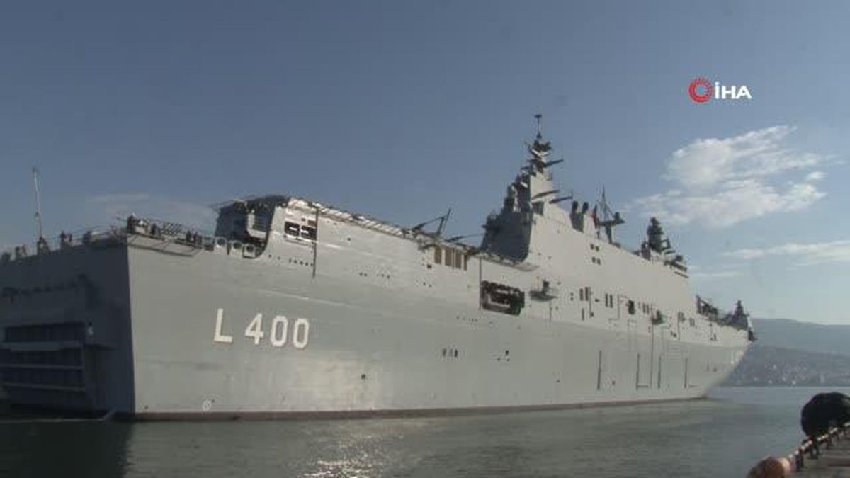 Dünyanın ilk SİHA gemisi İzmir'de: TCG Anadolu İzmir limanında havadan görüntülendi