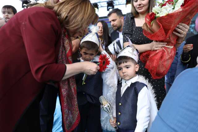 Gaziantep'te sünnet ettirilen 1027 çocuğa, çeyrek altın ve bisiklet dağıtıldı Gaziantep'te sünnet ettirilen 1027 çocuğa, çeyrek altın ve bisiklet dağıtıldı