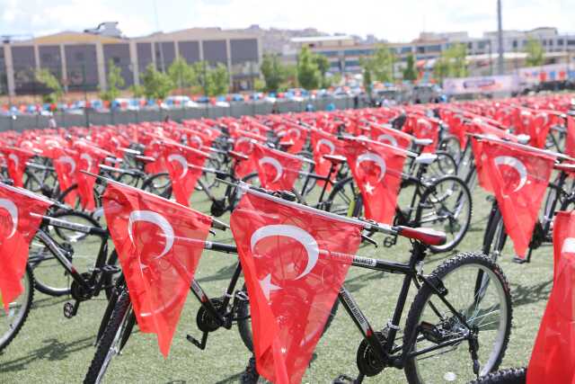 Gaziantep'te sünnet ettirilen 1027 çocuğa, çeyrek altın ve bisiklet dağıtıldı Gaziantep'te sünnet ettirilen 1027 çocuğa, çeyrek altın ve bisiklet dağıtıldı