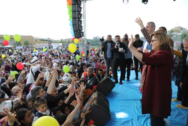 Gaziantep'te sünnet ettirilen 1027 çocuğa, çeyrek altın ve bisiklet dağıtıldı Gaziantep'te sünnet ettirilen 1027 çocuğa, çeyrek altın ve bisiklet dağıtıldı