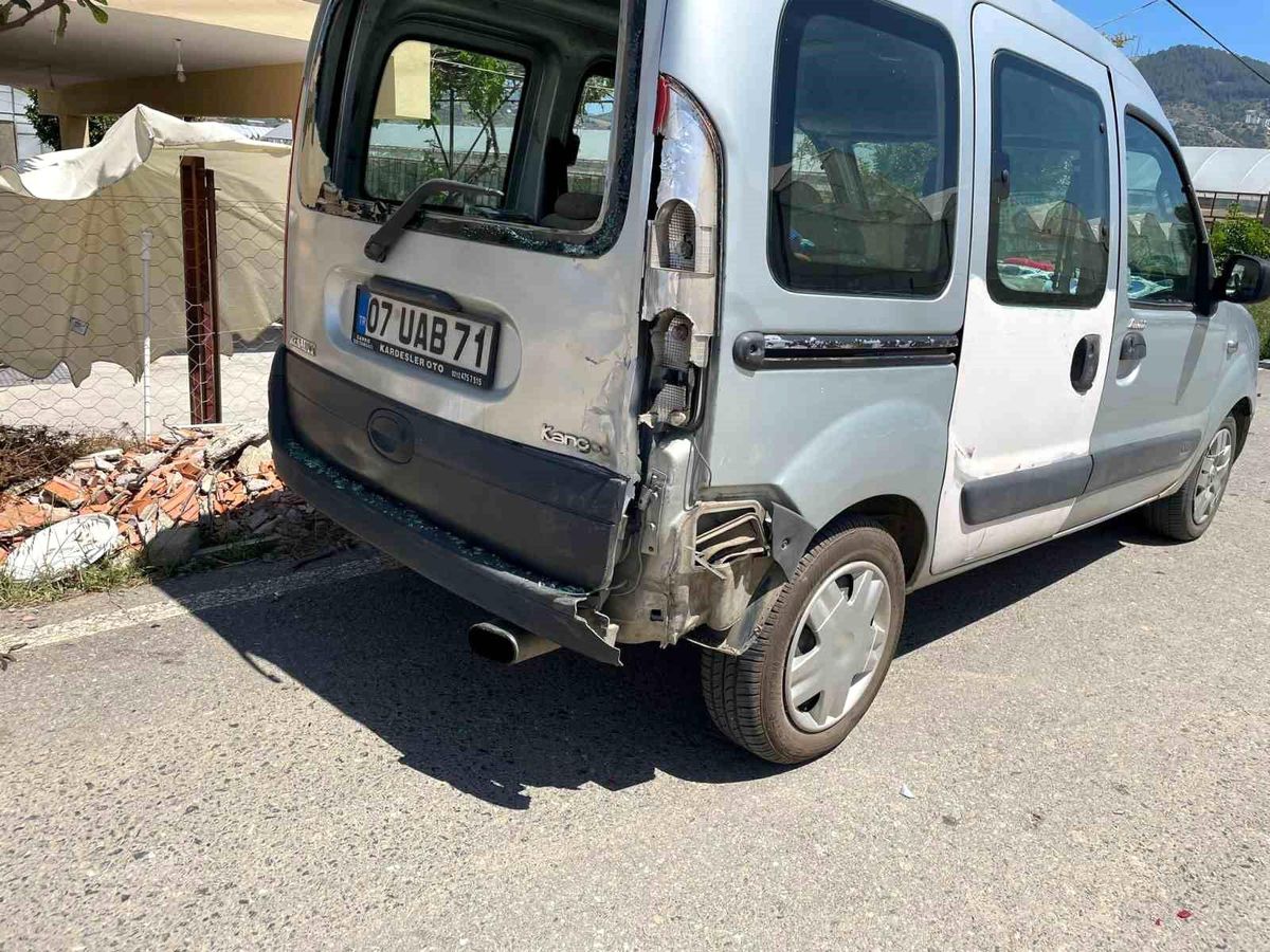 Gazipaşa'da hafif ticari araçla motosiklet çarpıştı: 1 yaralı