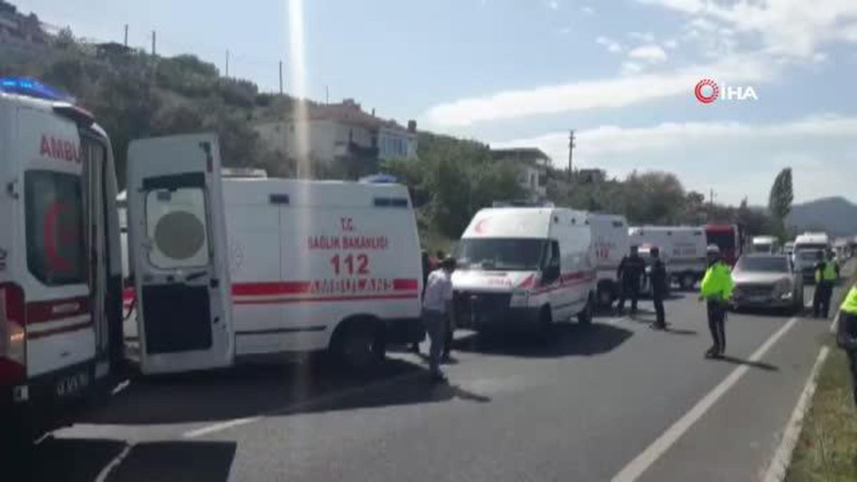Havaalanına yolcu taşıyan minibüs kamyona çarptı, çok sayıda yaralı var