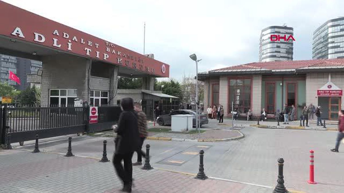 KADIKÖY'DE İSTEDİĞİ TÜRKÜYÜ ÇALMADIĞI İÇİN ÖLDÜRÜLEN GENCİN CENAZESİ ADLİ TIP'TAN ALINDI
