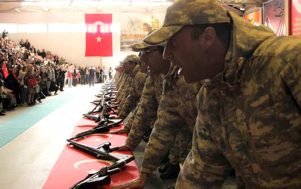 Kütahya'da acemi eğitimini tamamlayan 900 Mehmetçik yemin etti