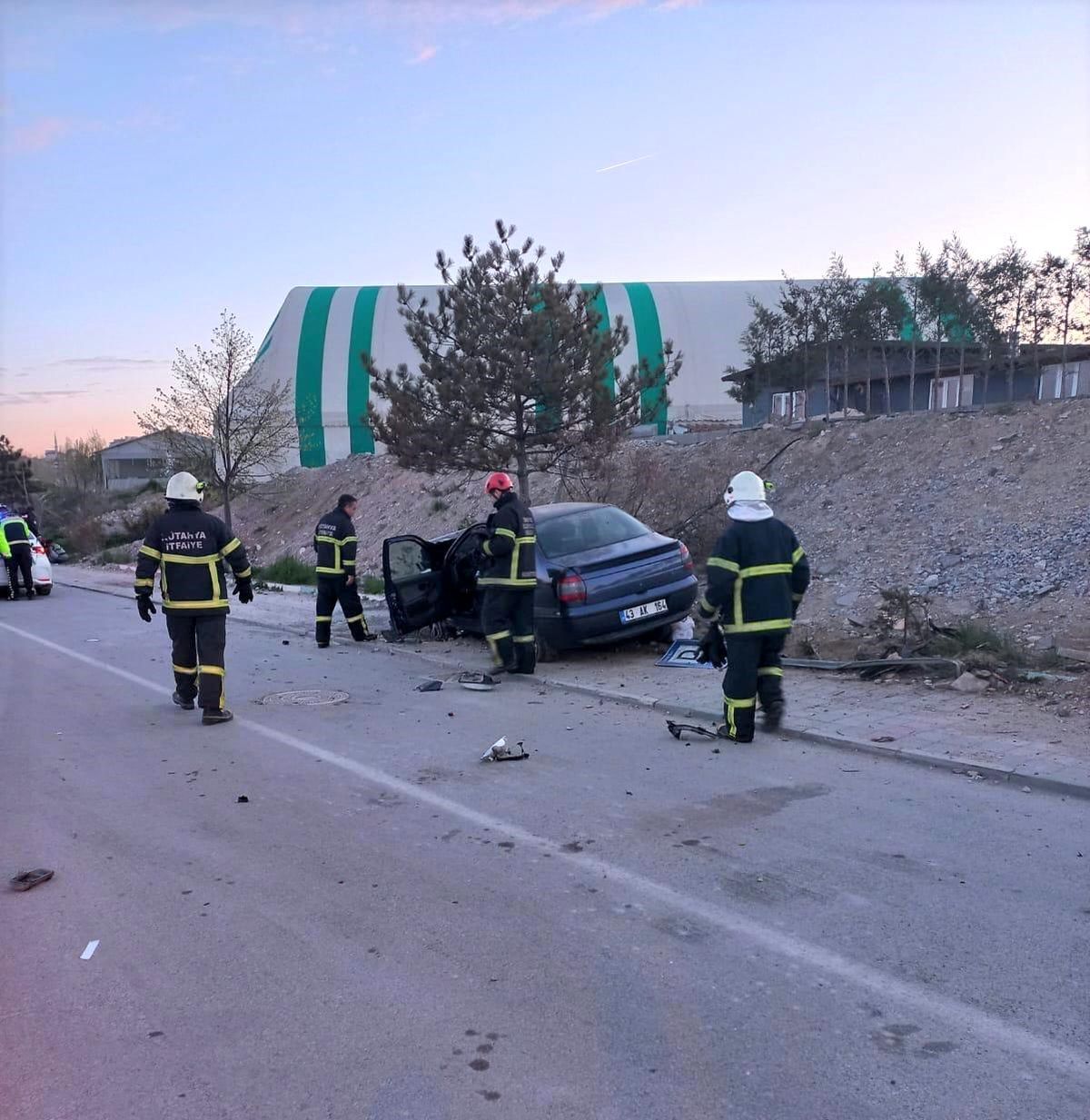 Kütahya'da otomobil yol kenarındaki ağaca çarptı: 1 yaralı