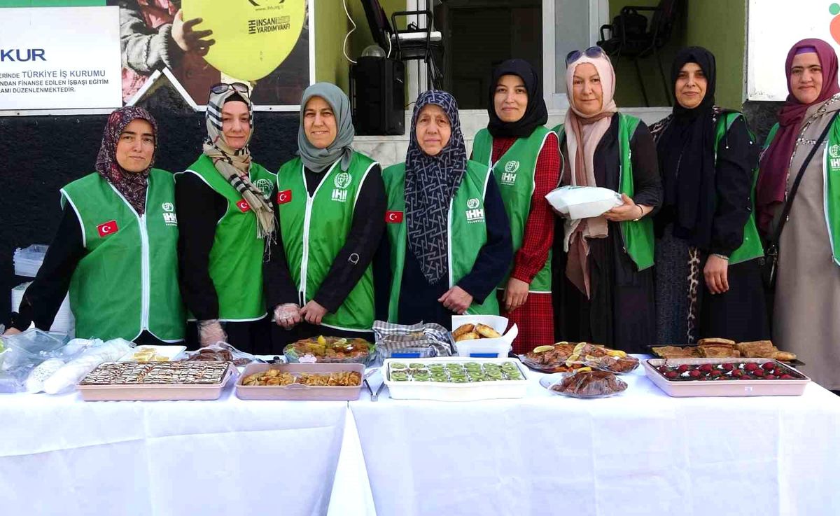 Kütahya İHH Kadın Kolları 'Hayır çarşısı' oluşturdu