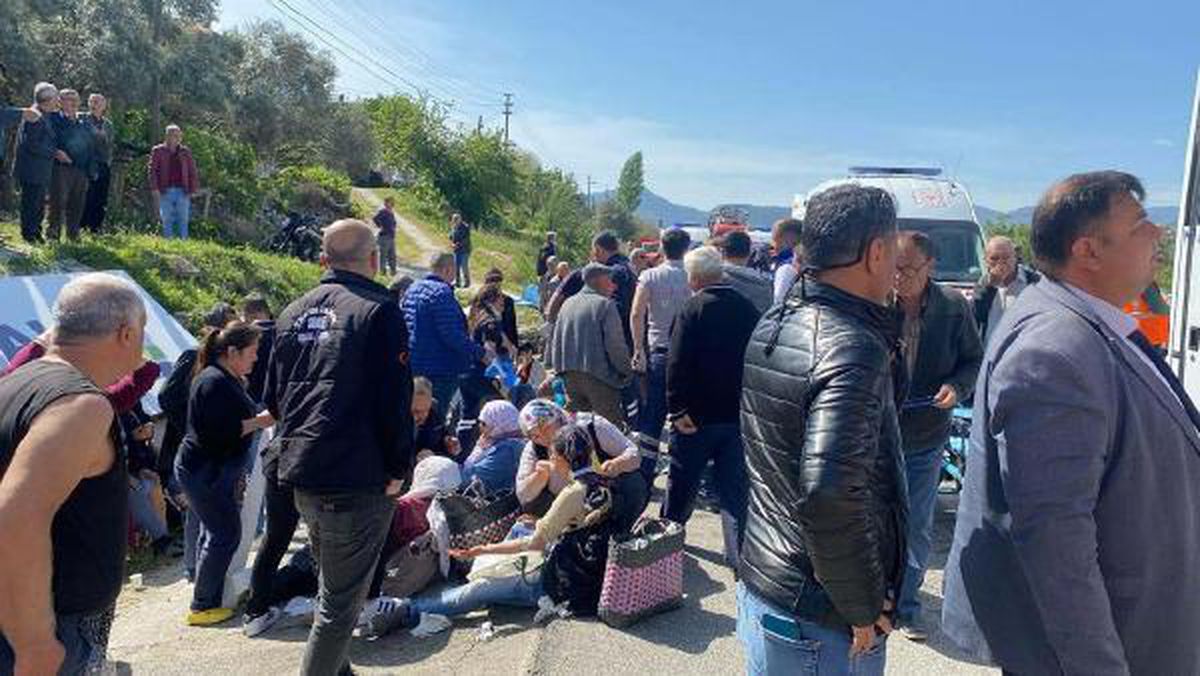 Muğla'da yolcu midibüsü kamyona çarptı: 34 kişi yaralandı