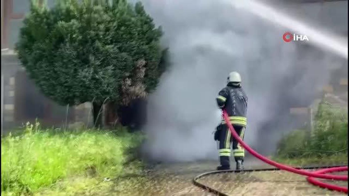 Patlayan akü otomobili demir yığınına döndürdü, villa ise hasar aldı