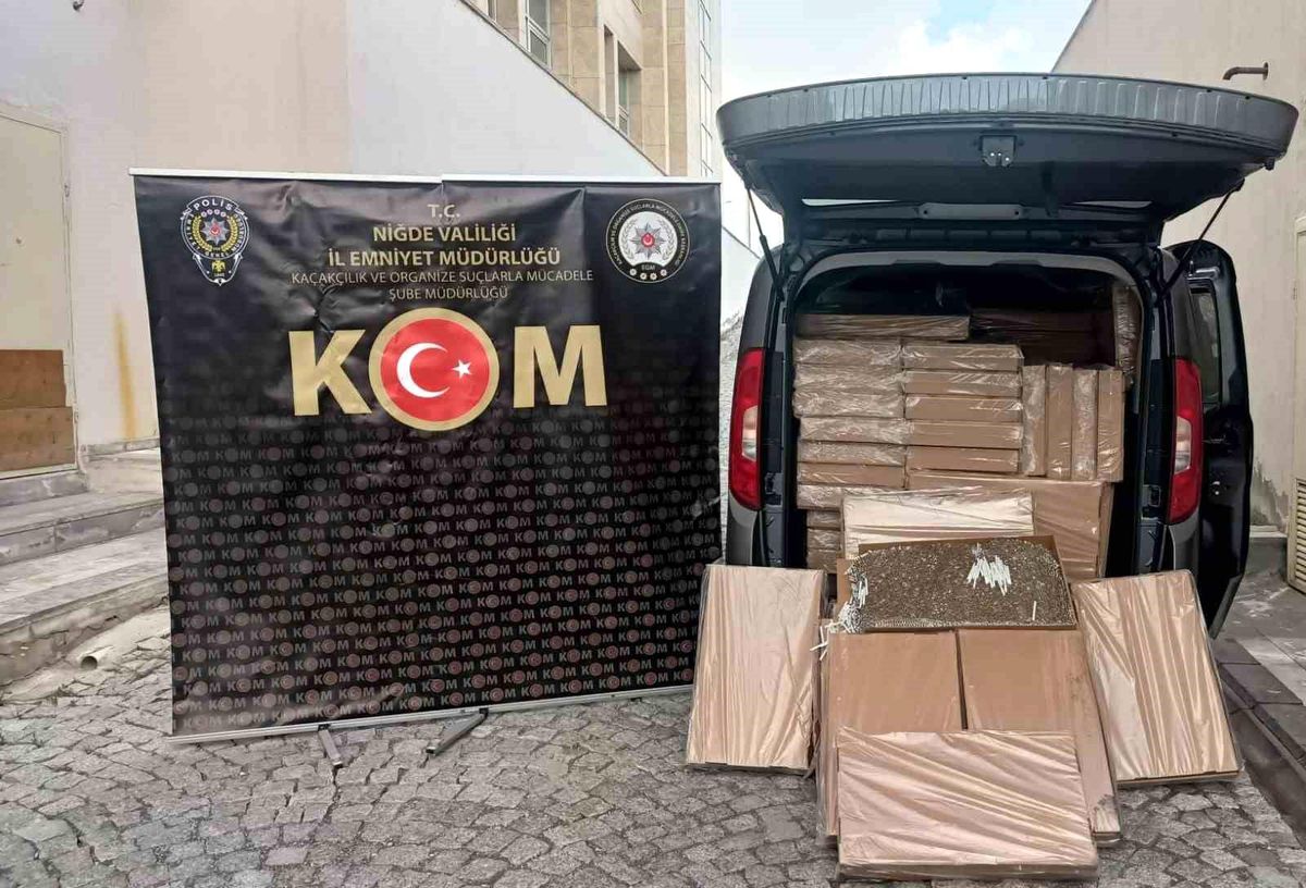 Polis ekipleri ticari araç içerisinde 375 bin dolu makaron ele geçirdi