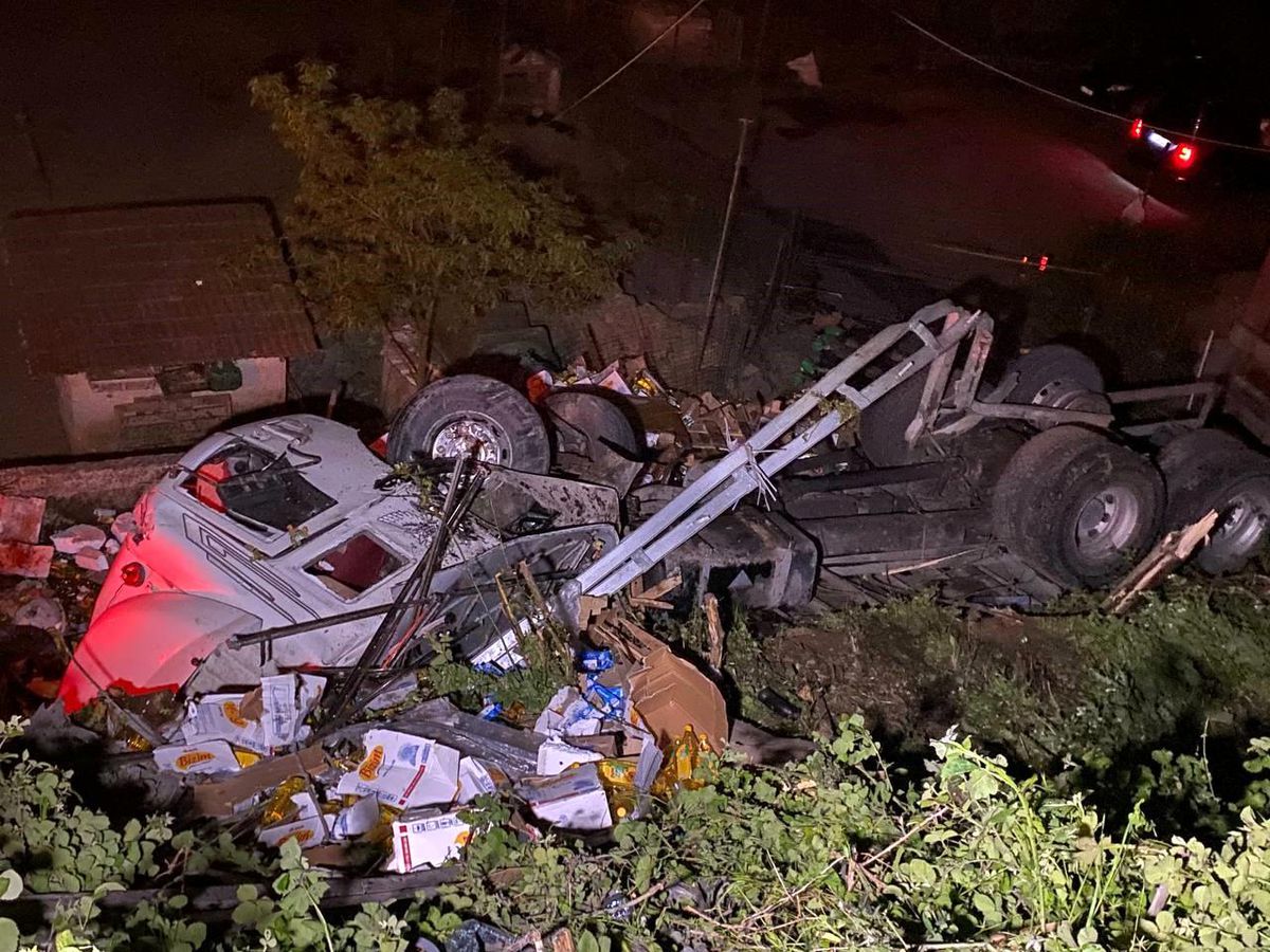 Sarıyer'de kamyon 10 metreden aşağıya uçtu: 1 yaralı