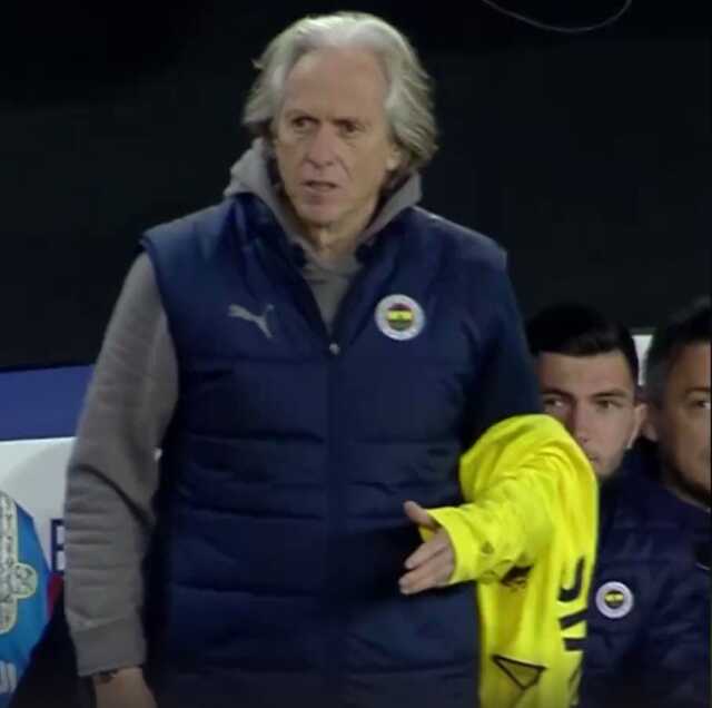 Sivasspor-Fenerbahçe maçına damga vuran olay! Hakem istedi, Jesus montunu değişti