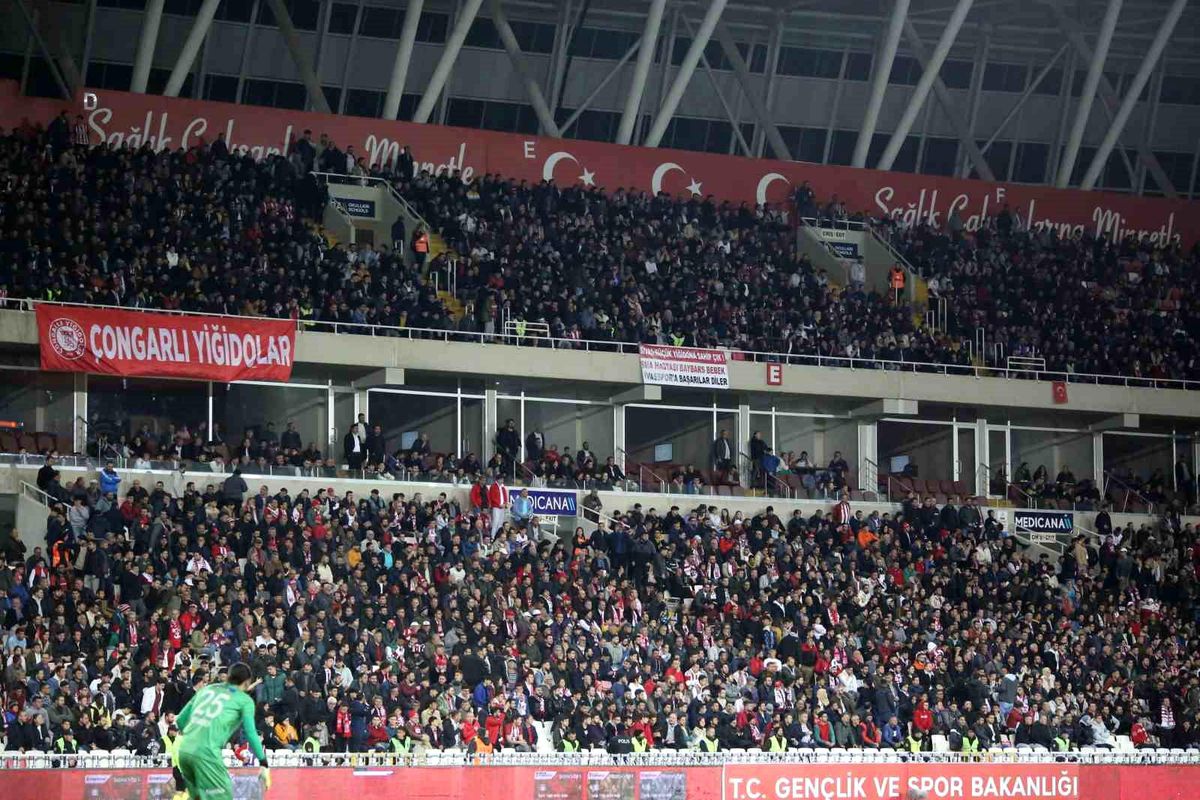 Sivassporlu taraftarlar stadyumun büyük bölümünü doldurdu