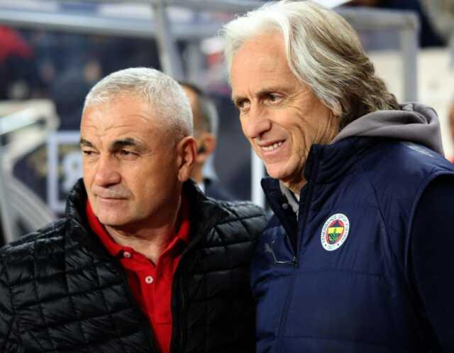 Son Dakika: Fenerbahçe, Ziraat Türkiye Kupası yarı final ilk maçında Sivasspor'la deplasmanda golsüz berabere kaldı Son Dakika: Fenerbahçe, Ziraat Türkiye Kupası yarı final ilk maçında Sivasspor'la deplasmanda golsüz berabere kaldı