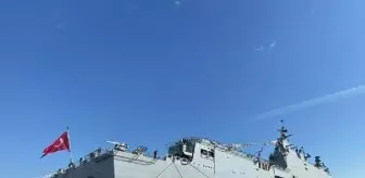TCG Anadolu İzmir'e geldi