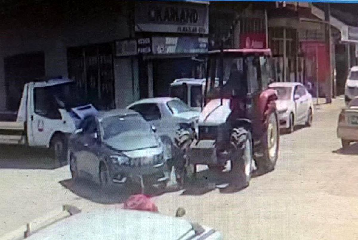 Traktörle otomobilin çarpıştığı yaralamalı kaza kamerada