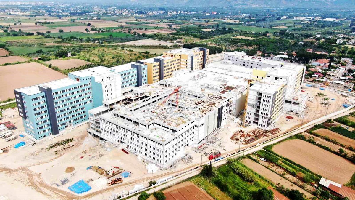 Vali Aksoy yapımı devam eden Aydın Şehir Hastanesi'nde incelemelerde bulundu
