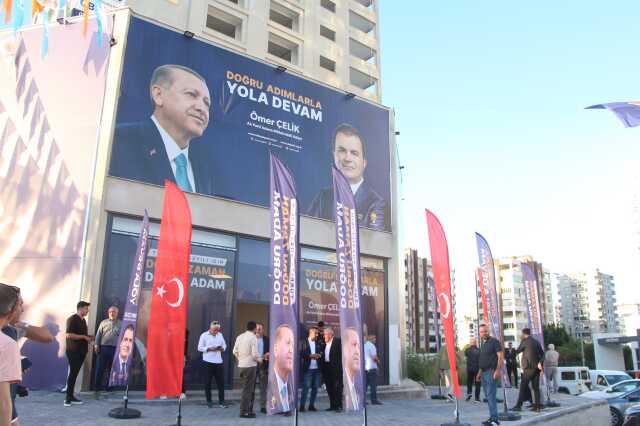 AK Partili Ömer Çelik'in seçim bürosundaki görevli bıçaklı saldırıda yaralandı