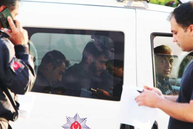 AK Partili Ömer Çelik'in seçim bürosundaki görevli bıçaklı saldırıda yaralandı