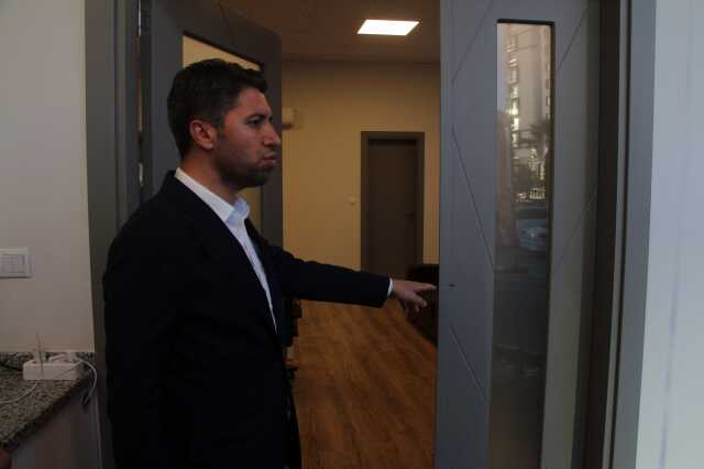 AK Partili Ömer Çelik'in seçim bürosundaki görevli bıçaklı saldırıda yaralandı